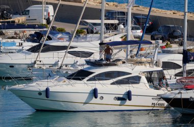 İtalya, Sicilya, Akdeniz, Marina di Ragusa (Ragusa Eyaleti); 19 Temmuz 2025, limanda lüks bir yatta çift - EDITORIAL