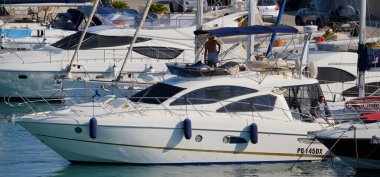 İtalya, Sicilya, Akdeniz, Marina di Ragusa (Ragusa Eyaleti); 19 Temmuz 2025, limanda lüks bir yatta çift - EDITORIAL