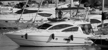 İtalya, Sicilya, Akdeniz, Marina di Ragusa (Ragusa Eyaleti); 19 Temmuz 2025, limanda lüks bir yatta çift - EDITORIAL