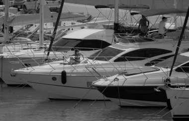 İtalya, Sicilya, Akdeniz, Marina di Ragusa (Ragusa Eyaleti); 20 Temmuz 2025, limanda lüks bir yatta insanlar - EDITORIAL