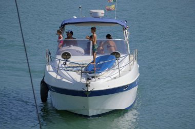 İtalya, Sicilya, Akdeniz, Marina di Ragusa (Ragusa Eyaleti); 20 Temmuz 2025, limanda lüks bir yatta insanlar - EDITORIAL