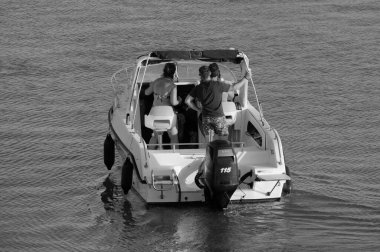 İtalya, Sicilya, Akdeniz, Marina di Ragusa (Ragusa Eyaleti); 20 Temmuz 2025, limandaki bir motorlu tekne - EDITORIAL