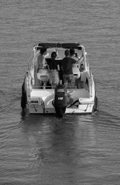 İtalya, Sicilya, Akdeniz, Marina di Ragusa (Ragusa Eyaleti); 20 Temmuz 2025, limandaki bir motorlu tekne - EDITORIAL