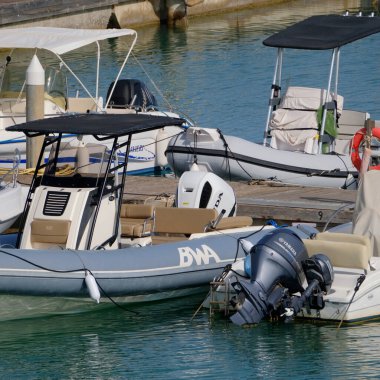 İtalya, Sicilya, Akdeniz, Marina di Ragusa (Ragusa ili); 21 Temmuz 2025, limanda motorlu tekne - EDITORIAL