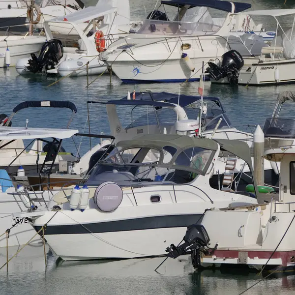 İtalya, Sicilya, Akdeniz, Marina di Ragusa (Ragusa ili); 21 Temmuz 2025, limanda motorlu tekneler ve lüks yatlar - EDITORIAL