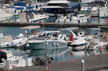 İtalya, Sicilya, Akdeniz, Marina di Ragusa (Ragusa ili); 26 Temmuz 2025, limanda motorlu tekneler ve lüks yatlar - EDITORIAL