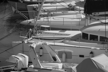 İtalya, Sicilya, Akdeniz, Marina di Ragusa (Ragusa ili); 27 Temmuz 2025, limanda lüks yatlar - EDITORIAL