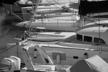 İtalya, Sicilya, Akdeniz, Marina di Ragusa (Ragusa ili); 27 Temmuz 2025, limanda lüks yatlar - EDITORIAL