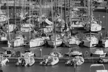 İtalya, Sicilya, Akdeniz, Marina di Ragusa (Ragusa Eyaleti); 28 Temmuz 2025, limanda motorlu tekneler ve lüks yatlar - EDITORIAL