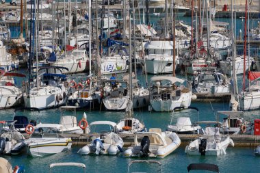 İtalya, Sicilya, Akdeniz, Marina di Ragusa (Ragusa Eyaleti); 28 Temmuz 2025, limanda motorlu tekneler ve lüks yatlar - EDITORIAL