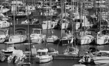 İtalya, Sicilya, Akdeniz, Marina di Ragusa (Ragusa Eyaleti); 28 Temmuz 2025, limanda motorlu tekneler ve lüks yatlar - EDITORIAL