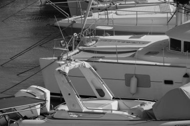 İtalya, Sicilya, Akdeniz, Marina di Ragusa (Ragusa ili); 28 Temmuz 2025, limanda lüks yatlar - EDITORIAL