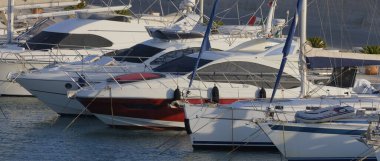 İtalya, Sicilya, Akdeniz, Marina di Ragusa (Ragusa ili); 28 Temmuz 2025, limanda lüks yatlar - EDITORIAL