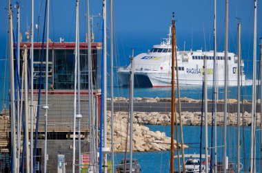 İtalya, Sicilya, Akdeniz, Marina di Ragusa (Ragusa Eyaleti); 30 Temmuz 2025, Sicilya 'yı Malta adasına bağlayan feribot - EDITORIAL