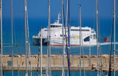 İtalya, Sicilya, Akdeniz, Marina di Ragusa (Ragusa Eyaleti); 30 Temmuz 2025, Sicilya 'yı Malta adasına bağlayan feribot - EDITORIAL