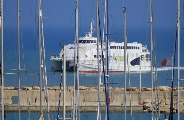 İtalya, Sicilya, Akdeniz, Marina di Ragusa (Ragusa Eyaleti); 30 Temmuz 2025, Sicilya 'yı Malta adasına bağlayan feribot - EDITORIAL
