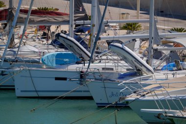 İtalya, Sicilya, Akdeniz, Marina di Ragusa (Ragusa ili); 31 Temmuz 2025, limanda lüks yatlar - EDITORIAL