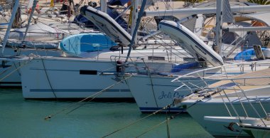 İtalya, Sicilya, Akdeniz, Marina di Ragusa (Ragusa ili); 31 Temmuz 2025, limanda lüks yatlar - EDITORIAL