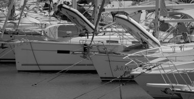 İtalya, Sicilya, Akdeniz, Marina di Ragusa (Ragusa ili); 31 Temmuz 2025, limanda lüks yatlar - EDITORIAL