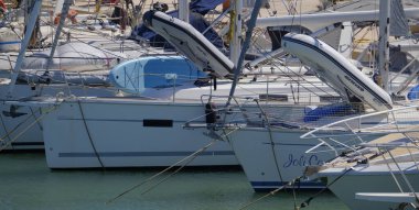 İtalya, Sicilya, Akdeniz, Marina di Ragusa (Ragusa ili); 31 Temmuz 2025, limanda lüks yatlar - EDITORIAL