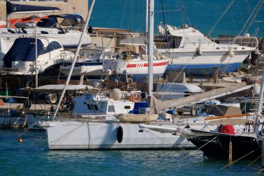 İtalya, Sicilya, Akdeniz, Marina di Ragusa (Ragusa ili); 31 Temmuz 2025, limanda lüks yatlar - EDITORIAL