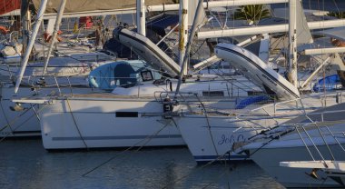 İtalya, Sicilya, Akdeniz, Marina di Ragusa (Ragusa ili); 31 Temmuz 2025, limanda lüks yatlar - EDITORIAL