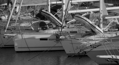 İtalya, Sicilya, Akdeniz, Marina di Ragusa (Ragusa ili); 31 Temmuz 2025, limanda lüks yatlar - EDITORIAL