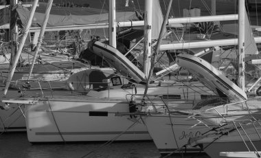 İtalya, Sicilya, Akdeniz, Marina di Ragusa (Ragusa ili); 31 Temmuz 2025, limanda lüks yatlar - EDITORIAL