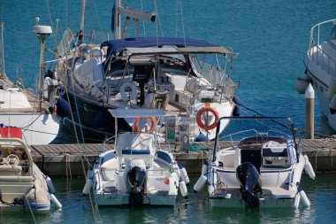 İtalya, Sicilya, Akdeniz, Marina di Ragusa (Ragusa ili); 5 Ağustos 2025, limanda motorlu tekneler ve lüks yatlar - EDITORIAL