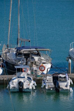 İtalya, Sicilya, Akdeniz, Marina di Ragusa (Ragusa ili); 5 Ağustos 2025, limanda motorlu tekneler ve lüks yatlar - EDITORIAL