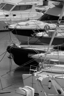 İtalya, Sicilya, Akdeniz, Marina di Ragusa (Ragusa Eyaleti); limanda lüks yatlar 