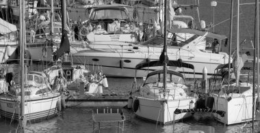 İtalya, Sicilya, Akdeniz, Marina di Ragusa (Ragusa Eyaleti); 6 Ağustos 2025, limanda lüks bir yatta çift - EDITORIAL