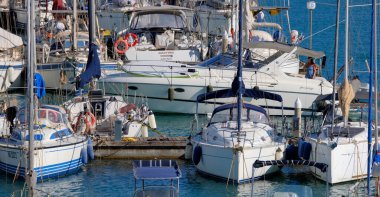 İtalya, Sicilya, Akdeniz, Marina di Ragusa (Ragusa Eyaleti); 6 Ağustos 2025, limanda lüks bir yatta çift - EDITORIAL