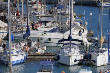 İtalya, Sicilya, Akdeniz, Marina di Ragusa (Ragusa Eyaleti); 6 Ağustos 2025, limanda lüks bir yatta çift - EDITORIAL