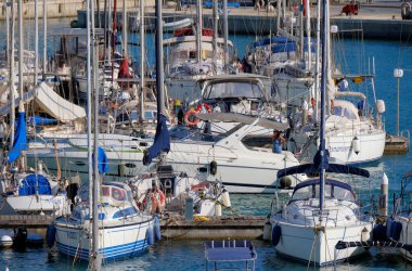 İtalya, Sicilya, Akdeniz, Marina di Ragusa (Ragusa Eyaleti); 6 Ağustos 2025, limanda lüks bir yatta çift - EDITORIAL