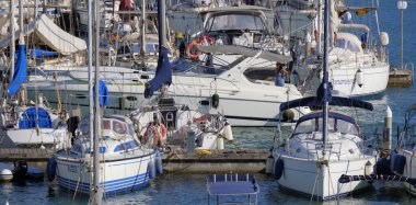 İtalya, Sicilya, Akdeniz, Marina di Ragusa (Ragusa Eyaleti); 6 Ağustos 2025, limanda lüks bir yatta çift - EDITORIAL