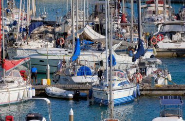 İtalya, Sicilya, Akdeniz, Marina di Ragusa (Ragusa Eyaleti); 6 Ağustos 2025, limanda lüks bir yatta çift - EDITORIAL