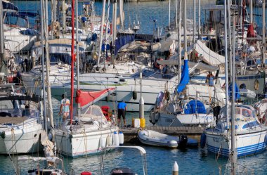 İtalya, Sicilya, Akdeniz, Marina di Ragusa (Ragusa Eyaleti); 6 Ağustos 2025, limanda lüks bir yatta çift - EDITORIAL