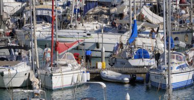 İtalya, Sicilya, Akdeniz, Marina di Ragusa (Ragusa Eyaleti); 6 Ağustos 2025, limanda lüks bir yatta çift - EDITORIAL