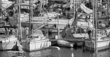 İtalya, Sicilya, Akdeniz, Marina di Ragusa (Ragusa Eyaleti); 6 Ağustos 2025, limanda lüks bir yatta çift - EDITORIAL