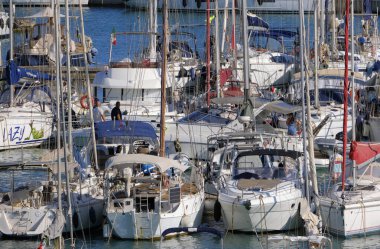 İtalya, Sicilya, Akdeniz, Marina di Ragusa (Ragusa Eyaleti); 6 Ağustos 2025, limanda lüks bir yatta çift - EDITORIAL