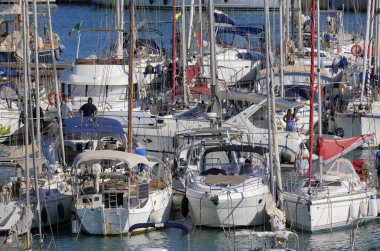 İtalya, Sicilya, Akdeniz, Marina di Ragusa (Ragusa Eyaleti); 6 Ağustos 2025, limanda lüks bir yatta çift - EDITORIAL