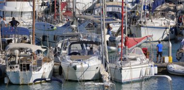 İtalya, Sicilya, Akdeniz, Marina di Ragusa (Ragusa Eyaleti); 6 Ağustos 2025, limanda lüks bir yatta çift - EDITORIAL