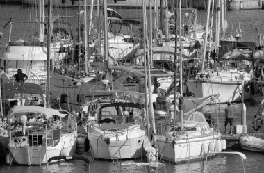 İtalya, Sicilya, Akdeniz, Marina di Ragusa (Ragusa Eyaleti); 6 Ağustos 2025, limanda lüks bir yatta çift - EDITORIAL