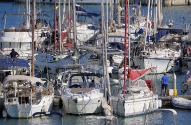 İtalya, Sicilya, Akdeniz, Marina di Ragusa (Ragusa Eyaleti); 6 Ağustos 2025, limanda lüks bir yatta çift - EDITORIAL