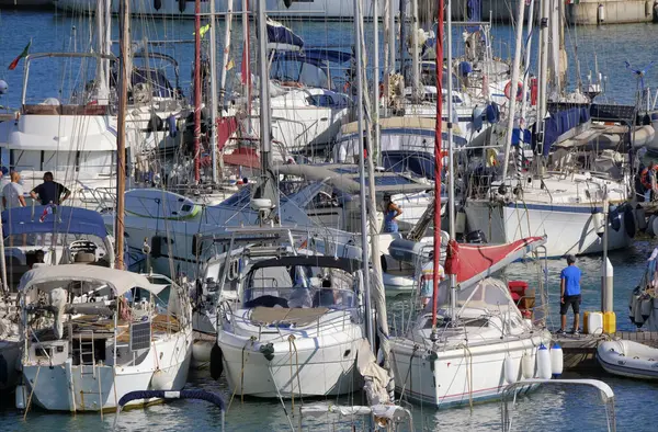 İtalya, Sicilya, Akdeniz, Marina di Ragusa (Ragusa Eyaleti); 6 Ağustos 2025, limanda lüks bir yatta çift - EDITORIAL