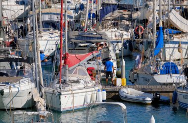 İtalya, Sicilya, Akdeniz, Marina di Ragusa (Ragusa Eyaleti); 6 Ağustos 2025, limanda lüks bir yatta çift - EDITORIAL