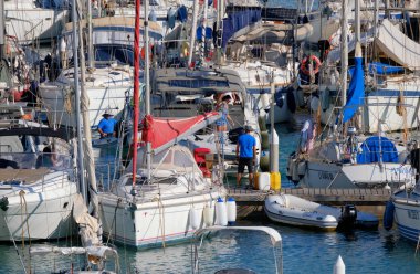 İtalya, Sicilya, Akdeniz, Marina di Ragusa (Ragusa Eyaleti); 6 Ağustos 2025, limanda lüks bir yatta çift - EDITORIAL