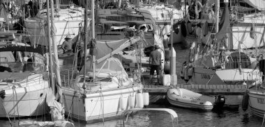 İtalya, Sicilya, Akdeniz, Marina di Ragusa (Ragusa Eyaleti); 6 Ağustos 2025, limanda lüks bir yatta çift - EDITORIAL