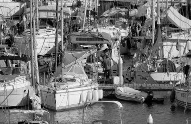 İtalya, Sicilya, Akdeniz, Marina di Ragusa (Ragusa Eyaleti); 6 Ağustos 2025, limanda lüks bir yatta çift - EDITORIAL